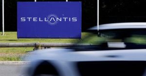 Логото на Stellantis на входа на фабриката на компанията в Hordain 