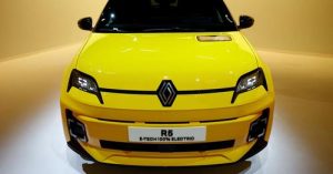 Новият електрически автомобил Renault 5 E-Tech е представен по време на събитие преди изложението в Женева в Aubervilliers, близо до Париж, Франция, 12 февруари 2024 г. REUTERS