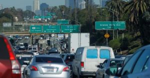 Колите се движат в задръстване по магистрала I5 е показано в Лос Анджелис, Калифорния