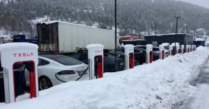Електрически автомобили се виждат на станцията за зареждане на Tesla в Гулсвик