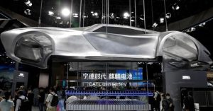 Хората посещават щанда на производителя на батерии CATL на международното автомобилно изложение в Пекин или Auto China 2024 в Пекин, Китай, 25 април 2024 г. REUTERS
