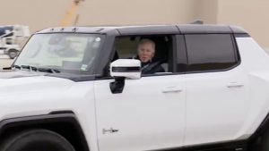 Президентът Джо Байдън кара Hummer EV, докато обикаля завода за сглобяване на електрически превозни средства „Factory ZERO“ на General Motors в Детройт, Мичиган, САЩ 