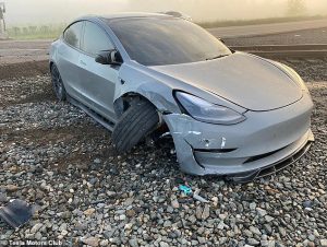 Шофьор на Tesla твърди, че превозното му средство е било в режим на пълно самоуправление (FSD), но не е намалило, когато се е приближило до влак, пресичащ пътя (На снимката: превозното средство на Tesla след почти сблъсък)