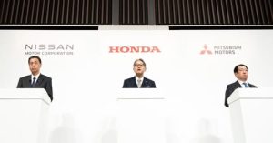 Отляво Макото Учида - Nissan, Тошихиро Мибе - Honda и Такао Кате -  Mitsubishi разкриват планове за сливане в Токио в понеделник – 23 декември