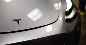 Логото на Tesla се вижда на автомобил на Paris Games Week (PGW), търговски панаир за видео игри в Париж, Франция