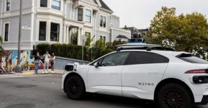 Хората правят снимки на такси Waymo без шофьор, преминаващо в Сан Франциско, Калифорния, САЩ. РОЙТЕРС