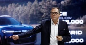 Денис Льо Вот, главен изпълнителен директор на Dacia и главен директор на веригата за доставки на Renault Group, говори по време на пресконференция в деня на медиите на автомобилното изложение в Париж през 2024 г. в Париж, REUTERS