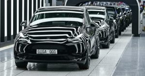 Автомобилите Model Y са снимани по време на церемонията по откриването на новата гигафабрика на Tesla за електрически автомобили в Грюнхайде, Германия