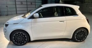 Прототип на новата хибридна версия на Fiat 500 е показан по време на медийна презентация в Mirafiori, Торино, Италия, на 4 юли 2025 г. REUTERS