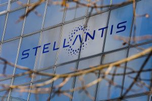 Логото на Stellantis е поставено на сградата на компанията в Поаси, близо до Париж, Франция 
