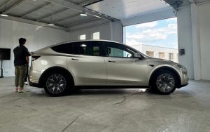 На снимката е Tesla Model Y L