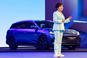 Шефката на BYD - Стела Ли с IAA Seal 6 2025