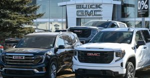 Снимка SUV-ове на GMC, паркирани пред дилърство на GMC Buick в Едмънтън, Алберта, Канада, на 22 март 2025 г.