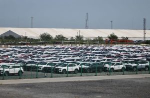 Нови автомобили са складирани на паркинг в Шанхай, Китай, 8 септември 2025 г. Reuters
