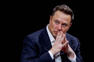 Илон Мъск, главен изпълнителен директор на SpaceX и Tesla, жестикулира, докато присъства на конференцията Viva Technology, посветена на иновациите и стартиращите компании, в изложбения център Porte de Versailles в Париж, Франция, REUTERS