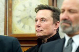 Илон Мъск слуша срещата на президента Доналд Тръмп с министър-председателя на Индия Нарендра Моди в Овалния кабинет на Белия дом.