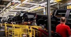 Chevrolet Silverado 1500 и GMC Sierra 1500 на поточната линия в завода на General Motors във Форт Уейн, Индиана./Bloomberg