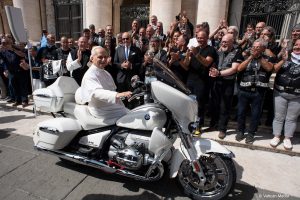 1 pope-leo-receives-a-bmw-r-18-bike-no-he-won-t-ride-it-through-the-vatican-257140_1