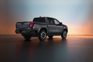2 800_2025toyotahiluxbevhero18