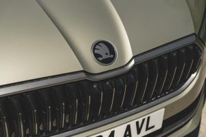 5-skoda-superb-2024-bonnet-badge