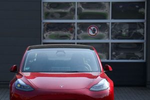 Електрическо превозно средство Tesla е паркирано пред дилърство на Tesla, след като Tesla, Inc. публикува финансовите си резултати за първото тримесечие на 2025 г. в Берлин, Германия, REUTERS