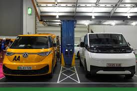 Електрически автомобили са изложени на изложението Everything Electric, Home Energy & Electric Vehicle Show, в Лондон, Великобритания, 16 април 2025 г. REUTERS