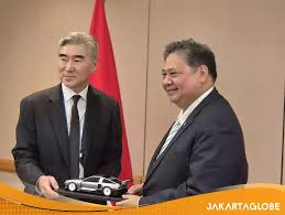 Главният министър на икономиката Ейрлангга Хартарто се среща с президента на Hyundai Motors Сунг Ким в Южна Корея на 30 октомври 2025 г. (Снимка: @airlanggahartarto_official)