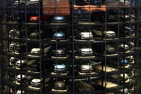 Кула за доставка на автомобили на Volkswagen в завода на германския производител на автомобили във Волфсбург, Германия, 21 ноември 2025 г. Снимка, направена през стъкло. REUTERS