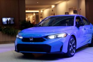 Honda Civic Hybrid е изложена след спечелването на наградата „Северноамерикански автомобил на годината“ за 2025 г. по време на медийния ден на автомобилното изложение в Детройт през 2025 г. в Хънтингтън Плейс в Детройт, Мичиган, САЩ