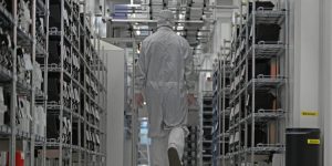 Служител на Nexperia GmbH се разхожда из чистите помещения на производителя на полупроводници. (Снимка от AFP)