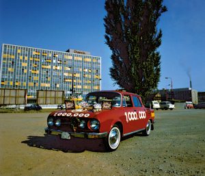 Милионният автомобил със задно разположен двигател слиза от производствената линия през 1973 г., боядисан в червено.