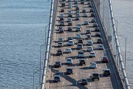 Изглед на автомобили на пътя по време на задръстване в пиковите часове в Сан Франциско, Калифорния, САЩ