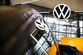 Вижда се лого на Volkswagen в деня на годишната пресконференция на Volkswagen Group във Волфсбург, Германия, REUTERS/