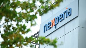 Логото на китайската компания за полупроводници Nexperia е показано в германския завод на производителя на чипове, след като холандското правителство пое контрола и организациите на автомобилната индустрия алармираха за възможното въздействие върху производството на автомобили, в Хамбург, Германия, на 23 октомври 2025 г.Reuters