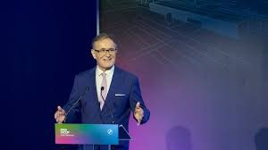 Председателят и главен изпълнителен директор на BMW Hungary Ханс-Петер Кемзер. (BMW)