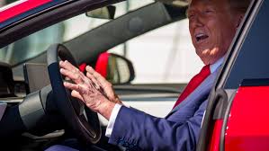 Президентът Доналд Тръмп седи в автомобил Tesla на южния портик на Белия дом на 11 март 2025 г. във Вашингтон, окръг Колумбия.