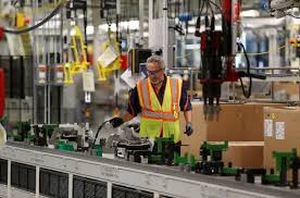 Служител на Volvo работи в сградата за окончателно сглобяване на първия завод в САЩ в Риджвил, Южна Каролина, САЩ