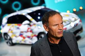 Главният изпълнителен директор на Volkswagen Group Оливър Блум говори пред журналисти в деня за пресата и медиите на автомобилното изложение IAA в Мюнхен, Германия.