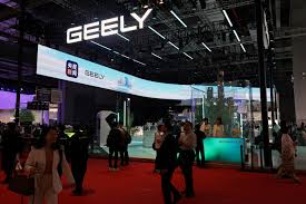 Автоизложение в Шанхай Хора минават покрай щанда на Geely по време на медиен ден за автомобилното изложение в Шанхай, Китай REUTERS/