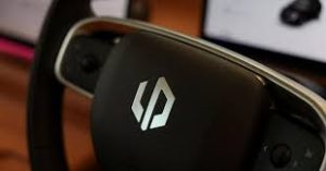 Логото на Zhejiang Leapmotor Technology е поставено върху електрическото им превозно средство C10 при откриването на фирмен шоурум в Хонконг