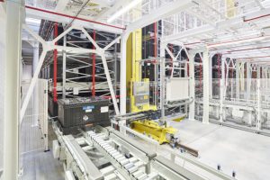 Складът за артикули е напълно автоматизиран, конвейерите доставят артикулите…