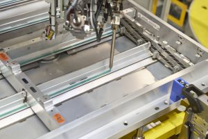 Нанасяне-на-лепило-за-закрепване-на-стековете-към-батерията