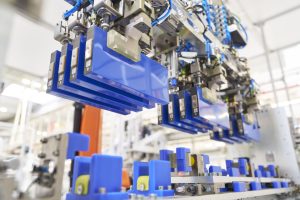 Робот сглобява батерийни клетки на производствената линия