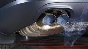 Изпускателна тръба на автомобил, изпускаща замърсяването.