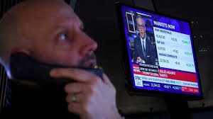 Търговец реагира, докато екран показва новината за решението на Върховния съд относно тарифите, на пода на Нюйоркската фондова борса (NYSE) в Ню Йорк, САЩ, 20 февруари 2026 г. REUTERS