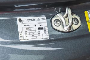 Налягането в гумите е посочено от производителя не само в инструкциите на собственика...