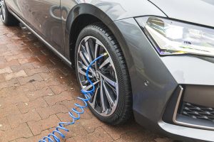 Шофирането с недонапомпани или пренапомпани гуми може да бъде опасно и да съкращава живота на гумите