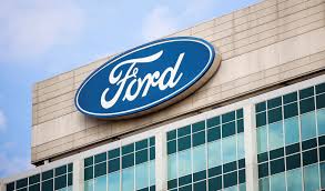 Лого на Ford се вижда на централата на Ford Motor World в Диърборн, Мичиган