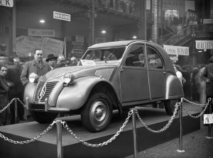 Октомври 1948 - на  Salon de l'automobile au Grand-Palais в Париж.