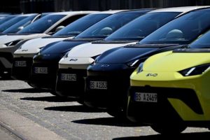 Електрическите автомобили BYD Dolphin Surf са паркирани пред мястото, където производителят на автомобили BYD провежда събитие за представяне на автомобили в Берлин, Германия REUTERS